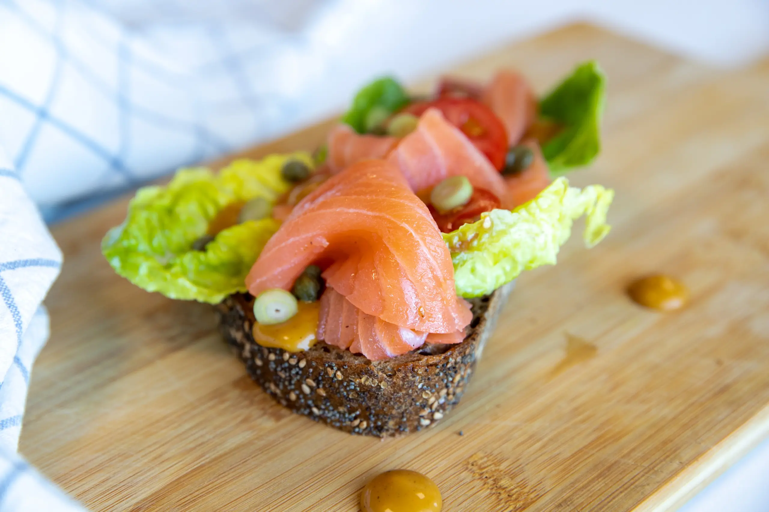 vers gerookte zalm op een goed belegd broodje