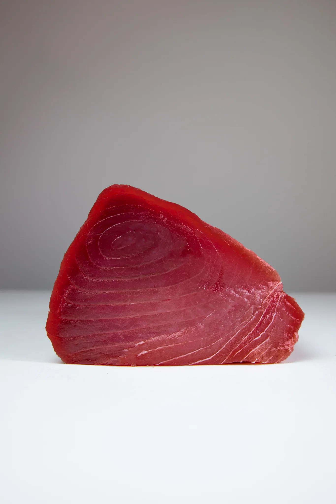 een vooraanzicht van een stuk verse tonijn