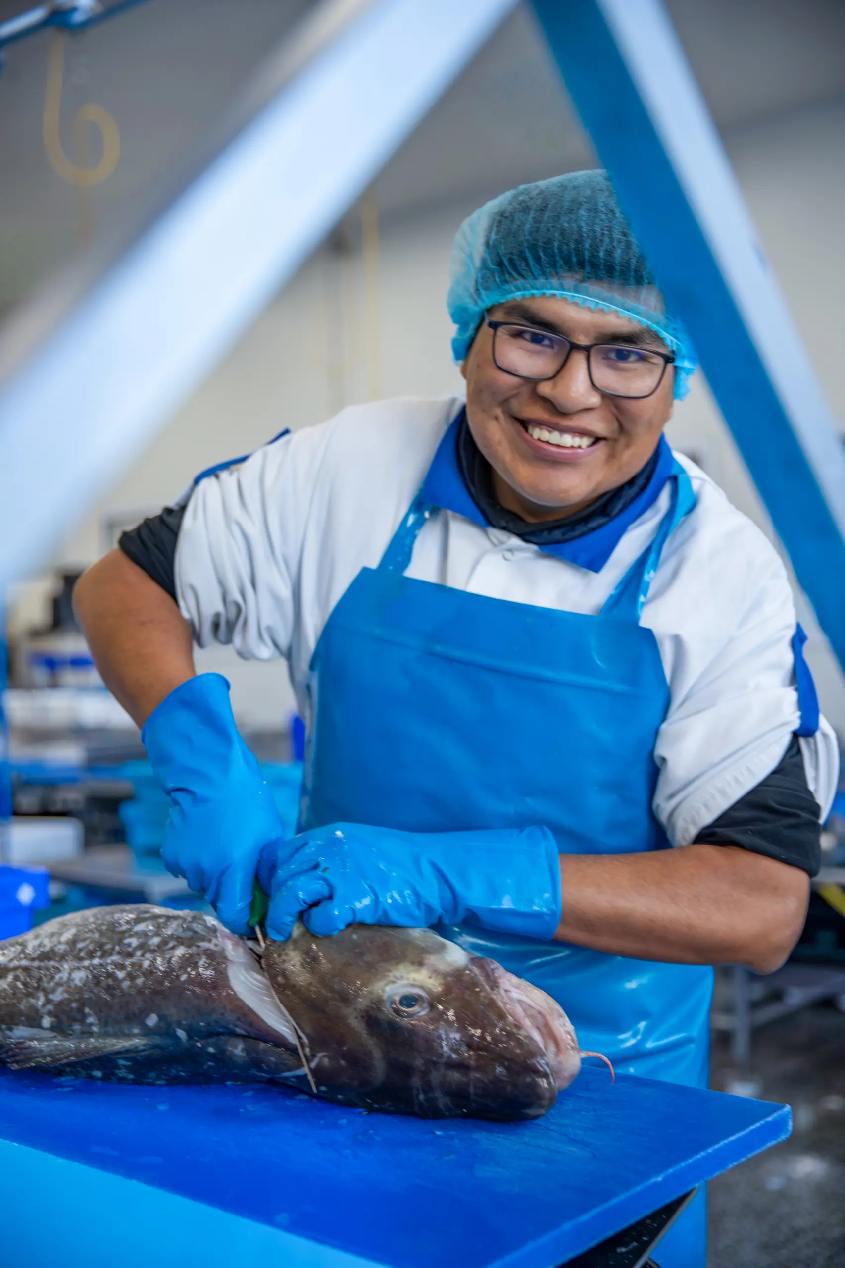 een fileerder bij visgroothandel fix fisch