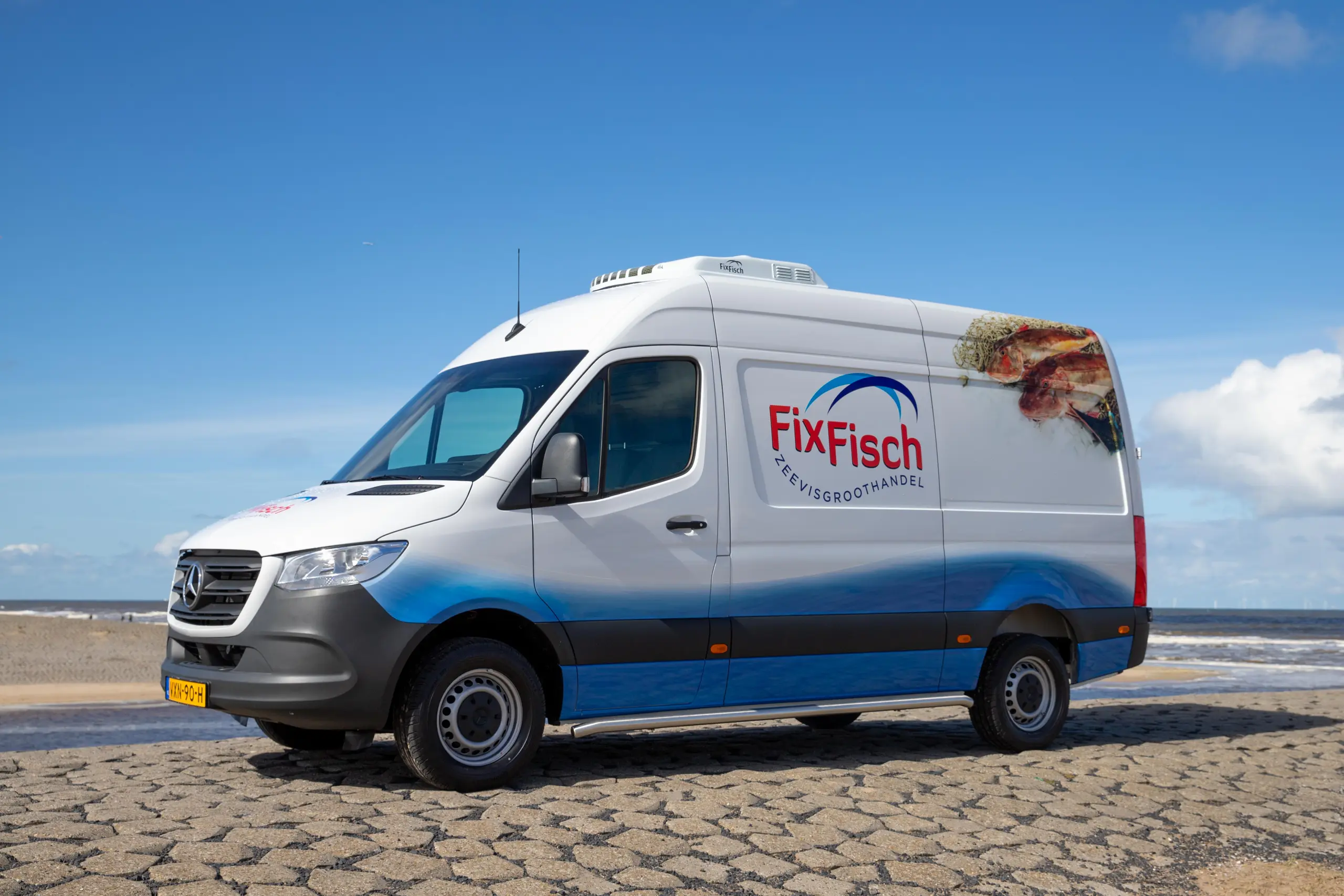 een bedrijfsbus van Fix Fisch op het Katwijkse strand
