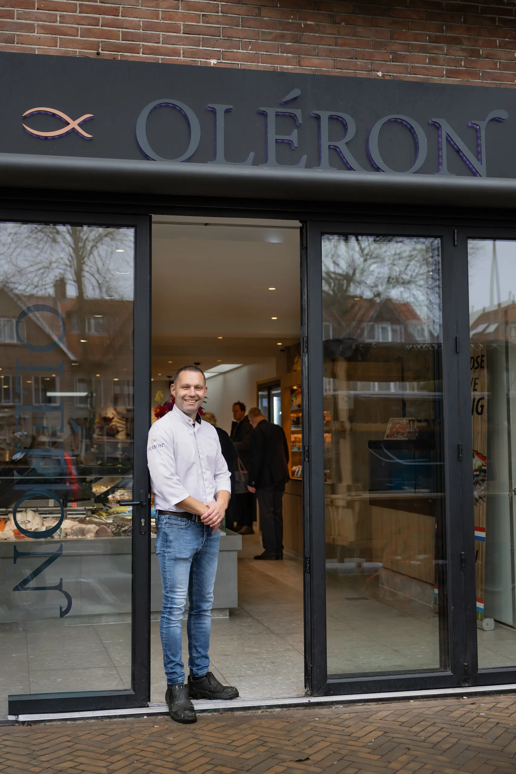 Eigenaar Jan Barnhoorn voor zijn viswinkel Oleron in Heemstede